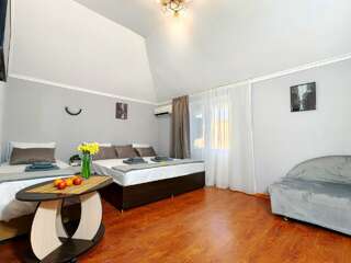 Гостевой дом La Familia Анапа 4-местный номер полулюкс с балконом-1