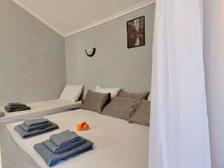 Гостевой дом La Familia Анапа 4-местный номер улучшенный-2