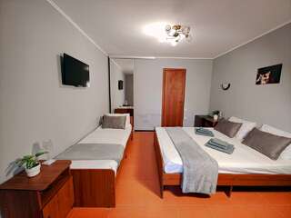 Гостевой дом La Familia Анапа 3-местный номер улучшенный-1