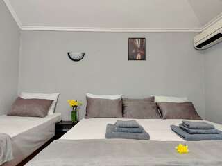 Гостевой дом La Familia Анапа 4-местный номер улучшенный-1